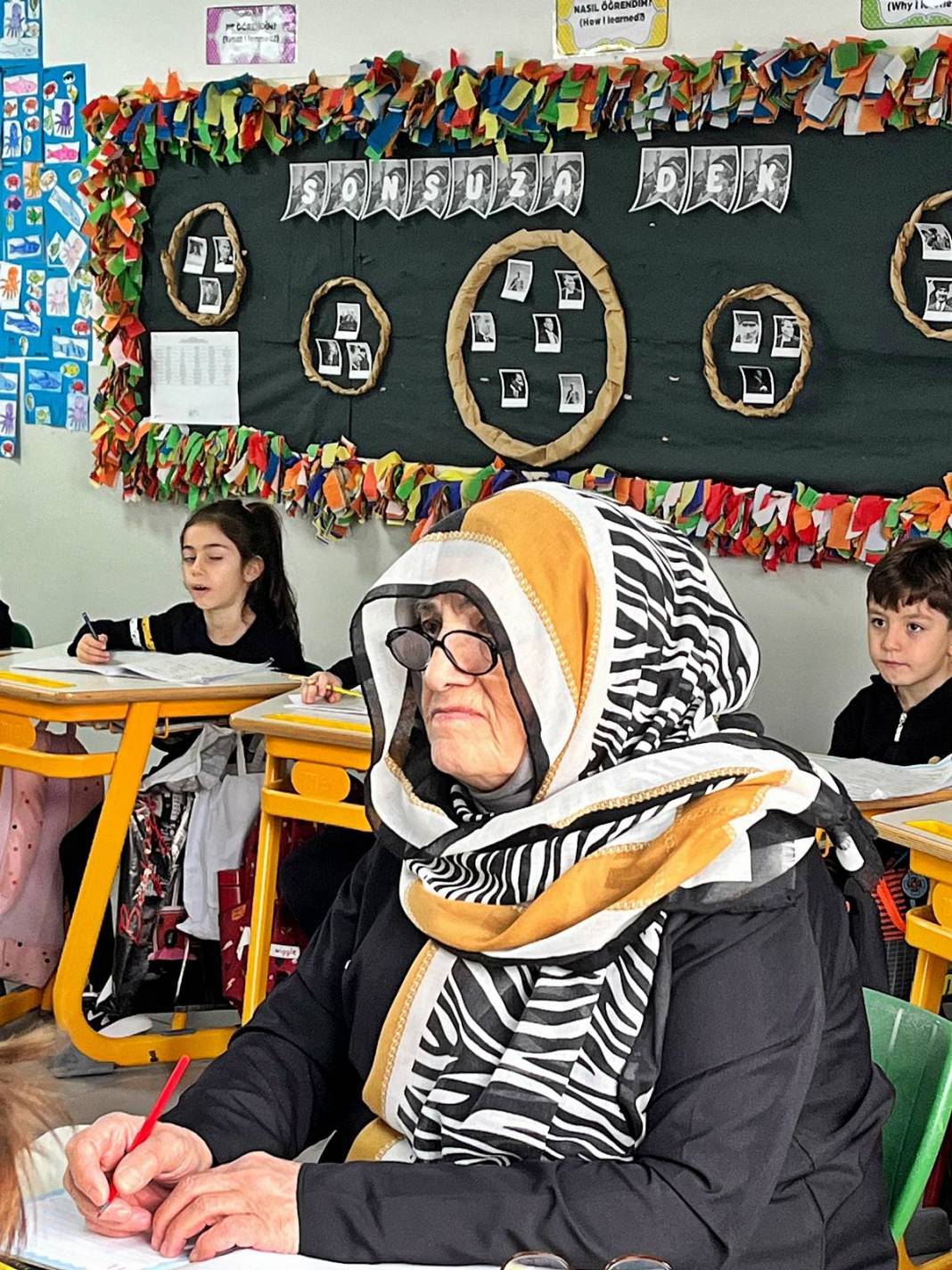 'Kız çocukları okumaz' diyerek okula gönderilmedi: 81 yaşında okuma yazma öğrendi! O andan sonra karar verdi 1